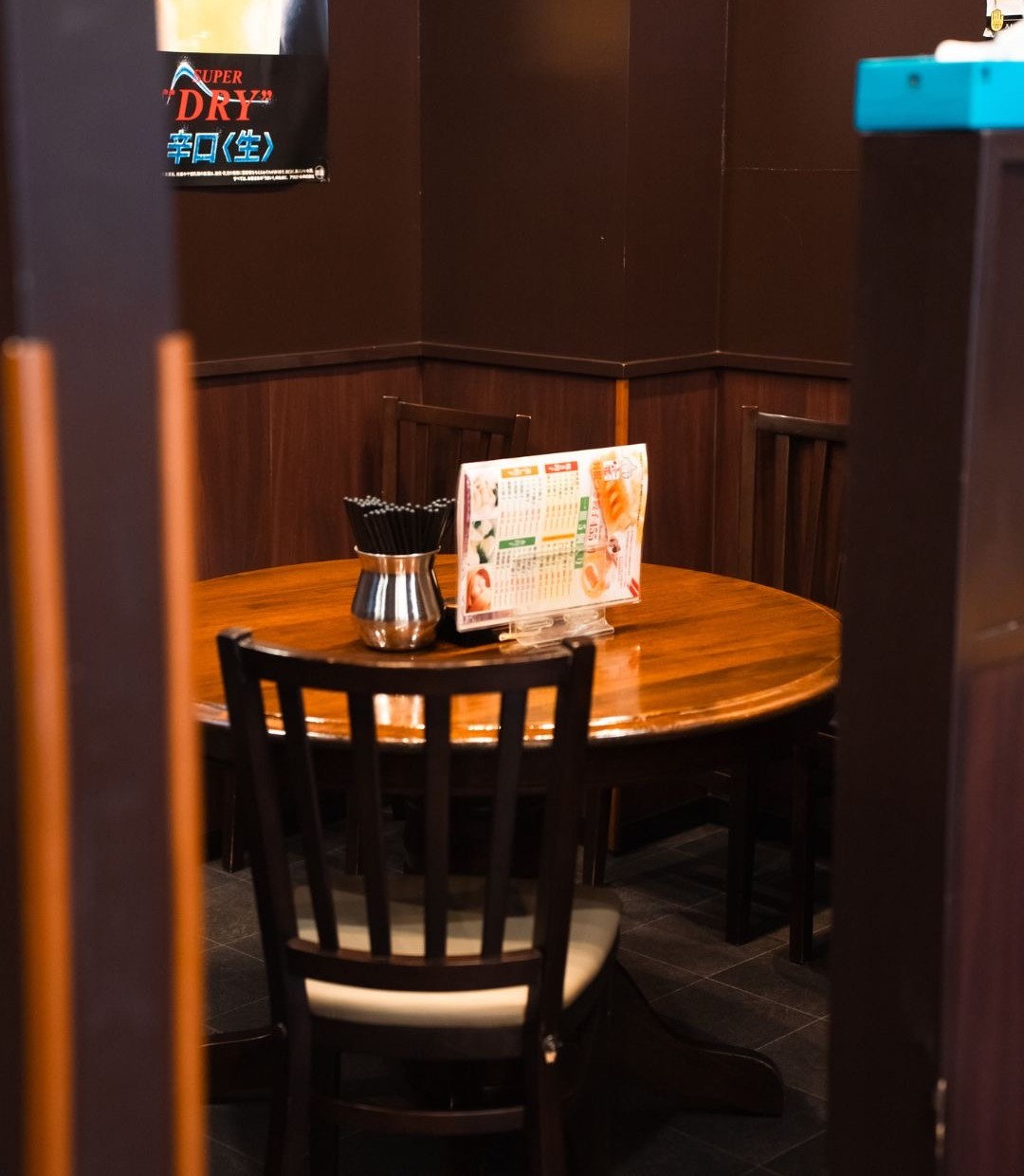 店内。丸テーブルの席